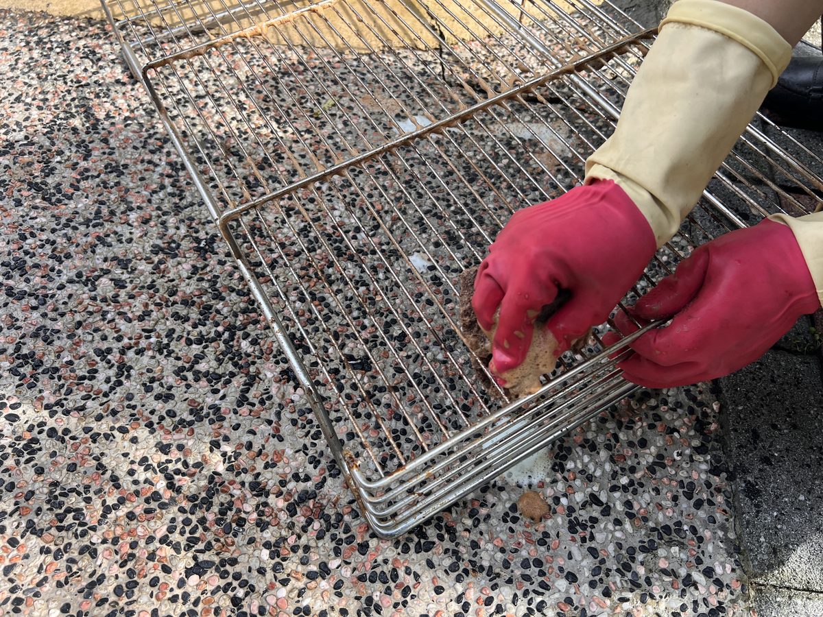 桃園市中壢區住家修繕後大掃除・金屬層架刷洗施作中