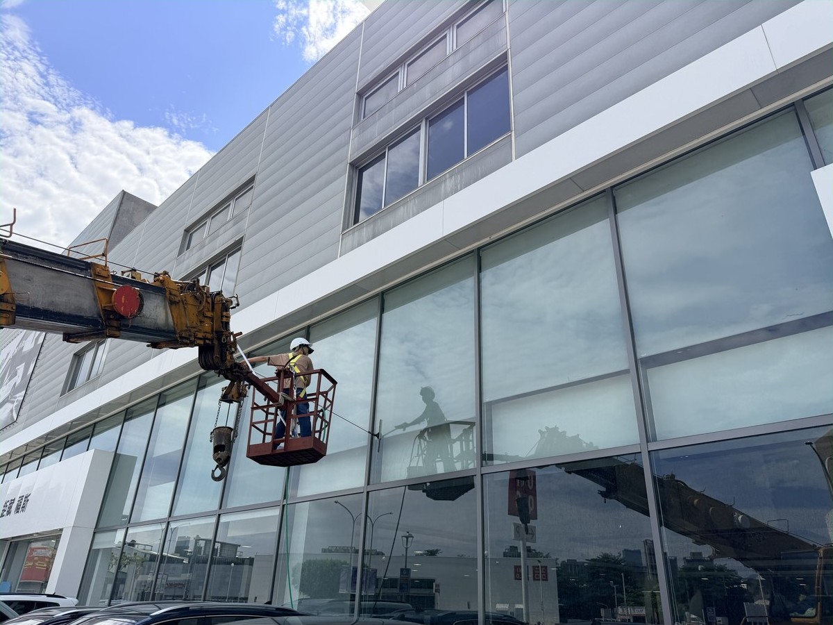 新北汽車展示間外牆玻璃帷幕高空清洗