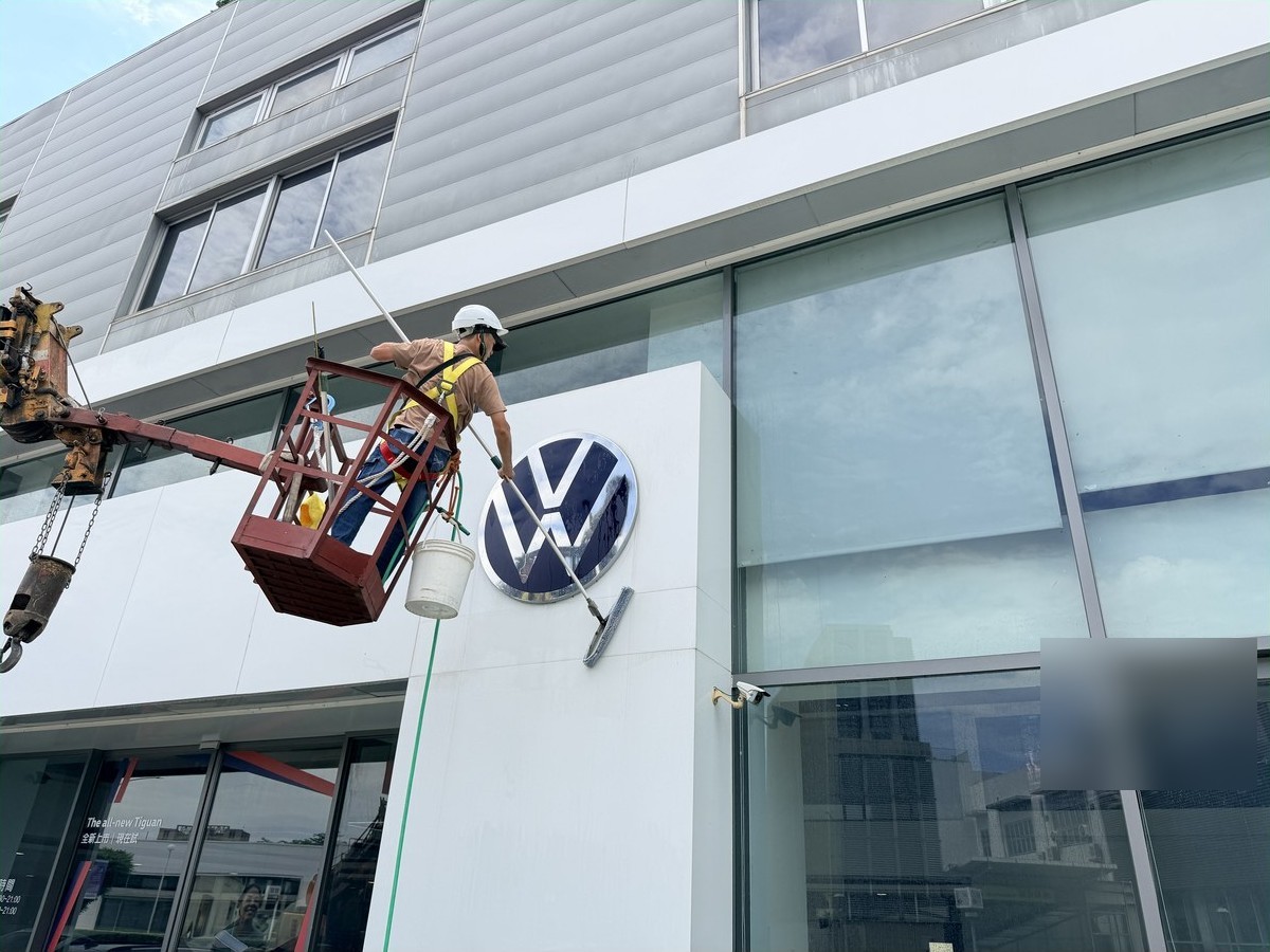 新北汽車展示間外牆招牌高空清洗