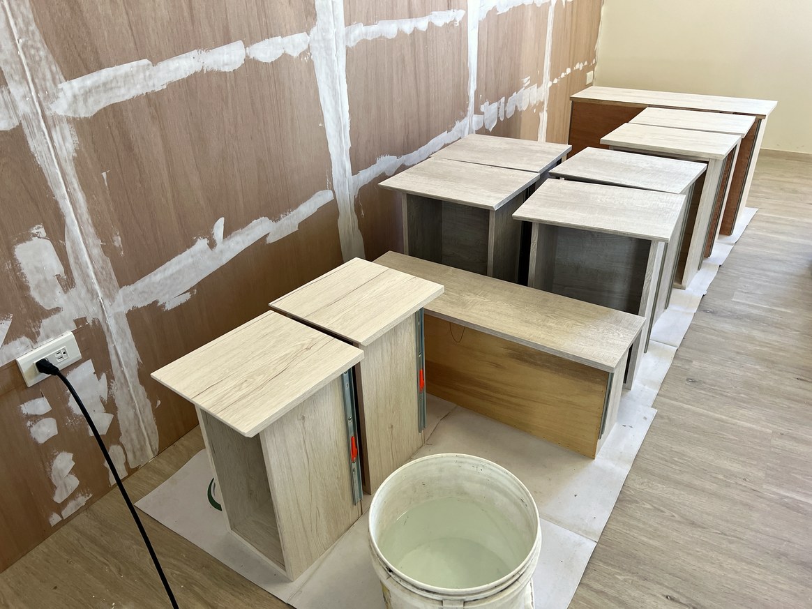 新竹透天住家系統櫃抽屜拆卸後清潔施作中
