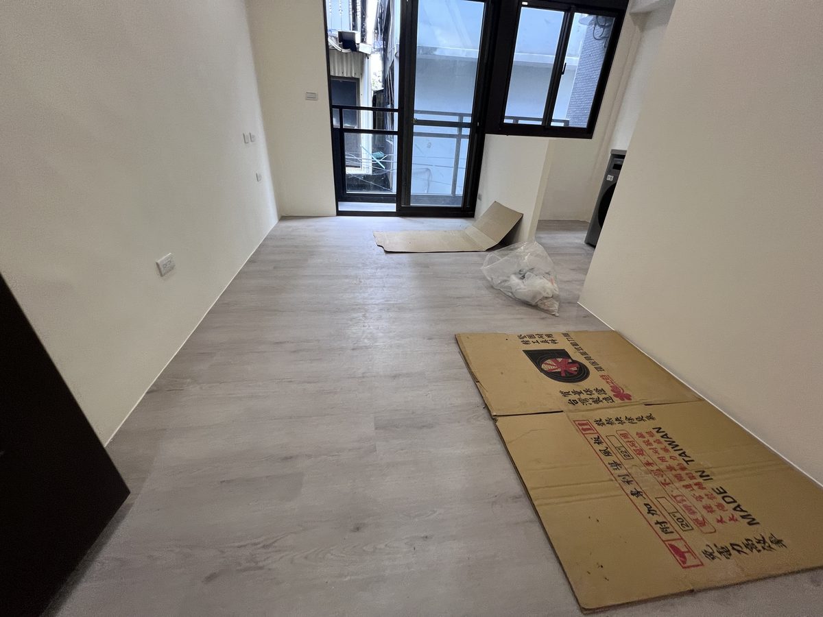 新竹市東區透天翻修出租套房・套房房間堆置紙箱與工程雜物