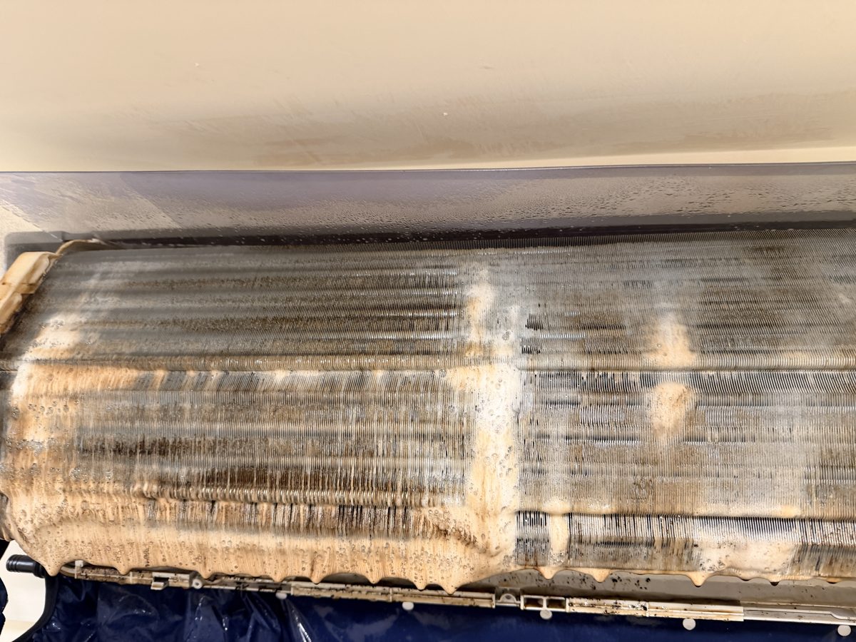新北市鶯歌區退租後細清・散熱片沖洗、流出咖啡色髒水