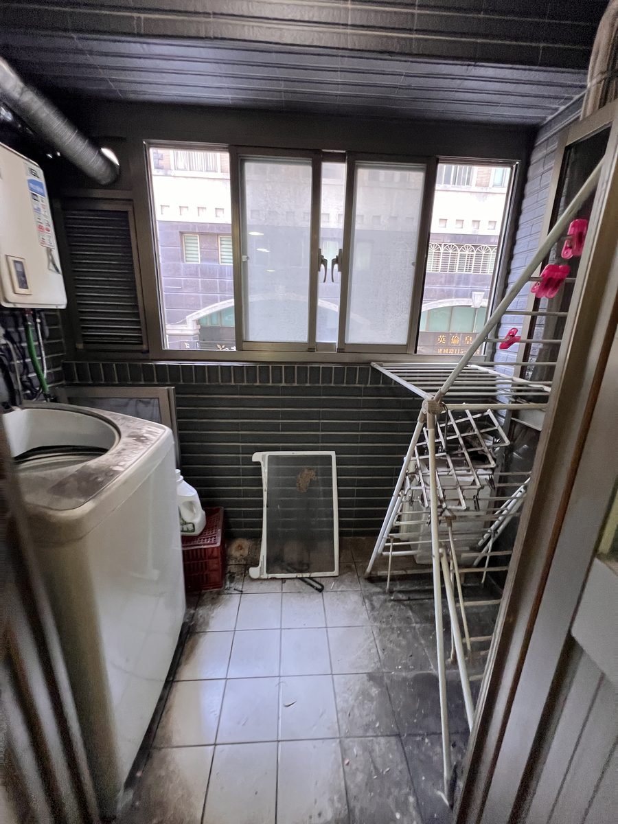 新北市鶯歌區退租後細清・後陽台洗衣區・雜物與髒污