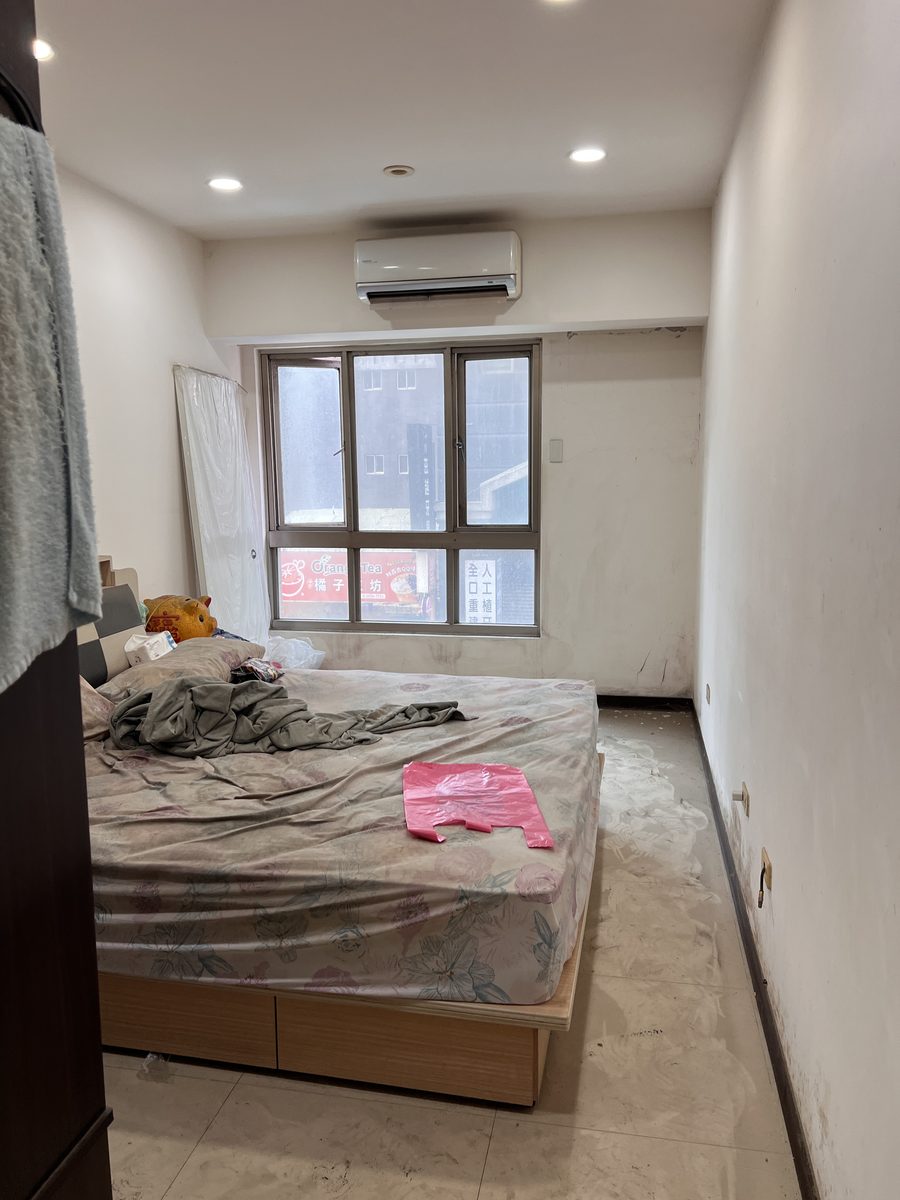 新北市鶯歌區退租後細清・臥室・退租後留有寢具雜物、地面積塵