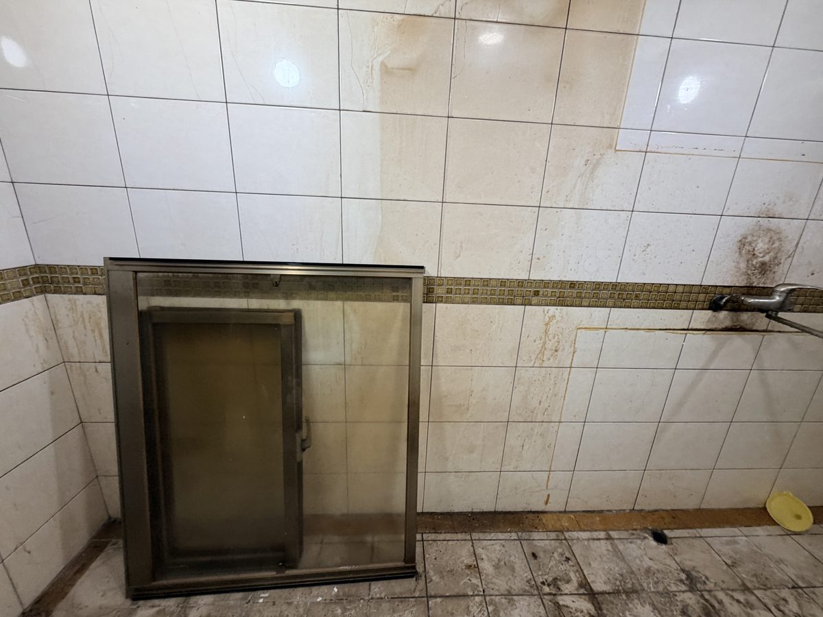 新北市鶯歌區退租後細清・廚具拆除後・原位置牆面與地面待清潔