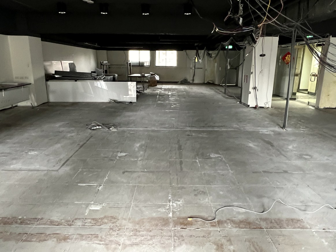 台北南昌路辦公室・地板拆除後,地坪滿布厚實殘膠
