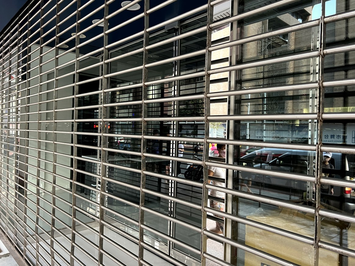 連鎖寵物賣場店面外觀、鐵捲門與玻璃清潔